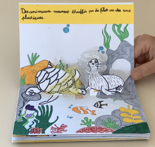 Exemple de production d’une classe de CE2 : un livre pop-up sur une escale traitant la pollution plastique.