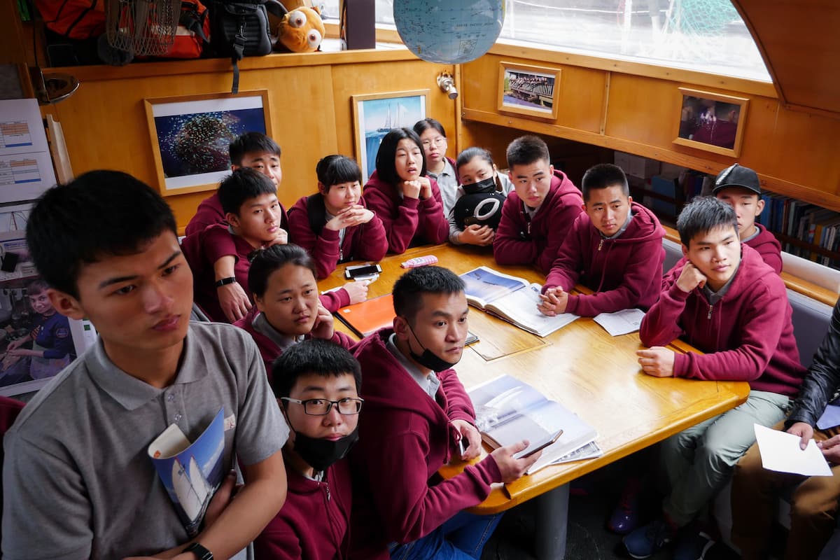 Un groupe de lycéens chinois à bord de Tara lors de la mission Tara Pacific