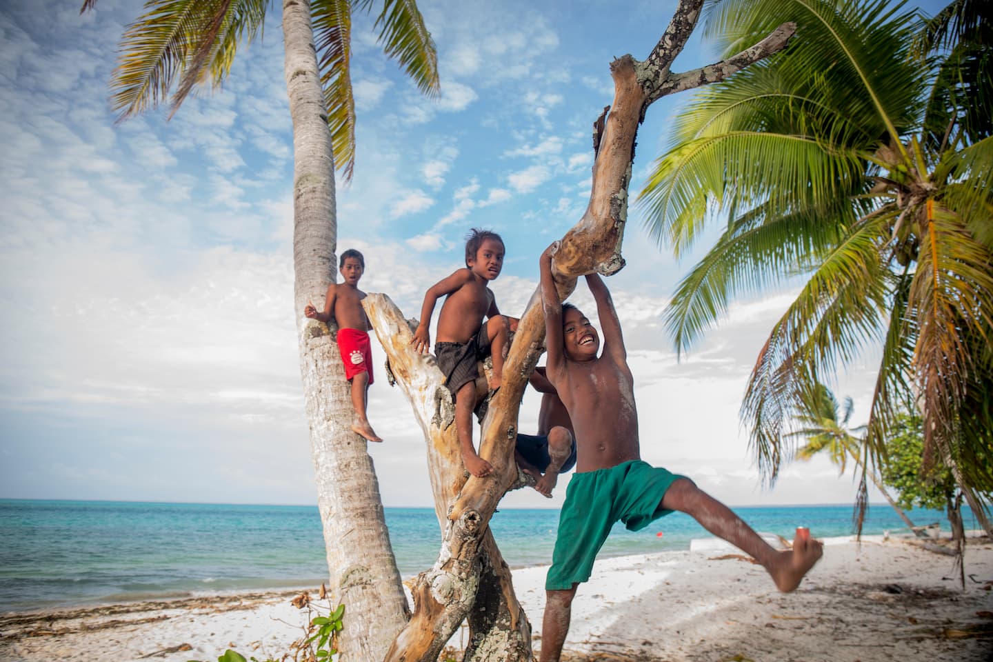 Les enfants de l’île Abaiang dans les Kiribati