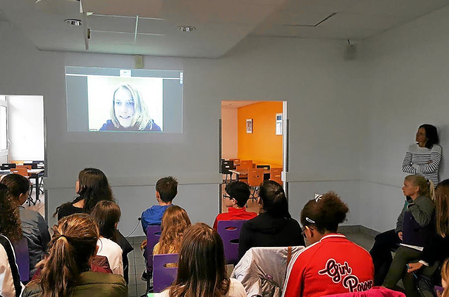 Une classe de collégiens participe à une visioconférence avec une chercheuse