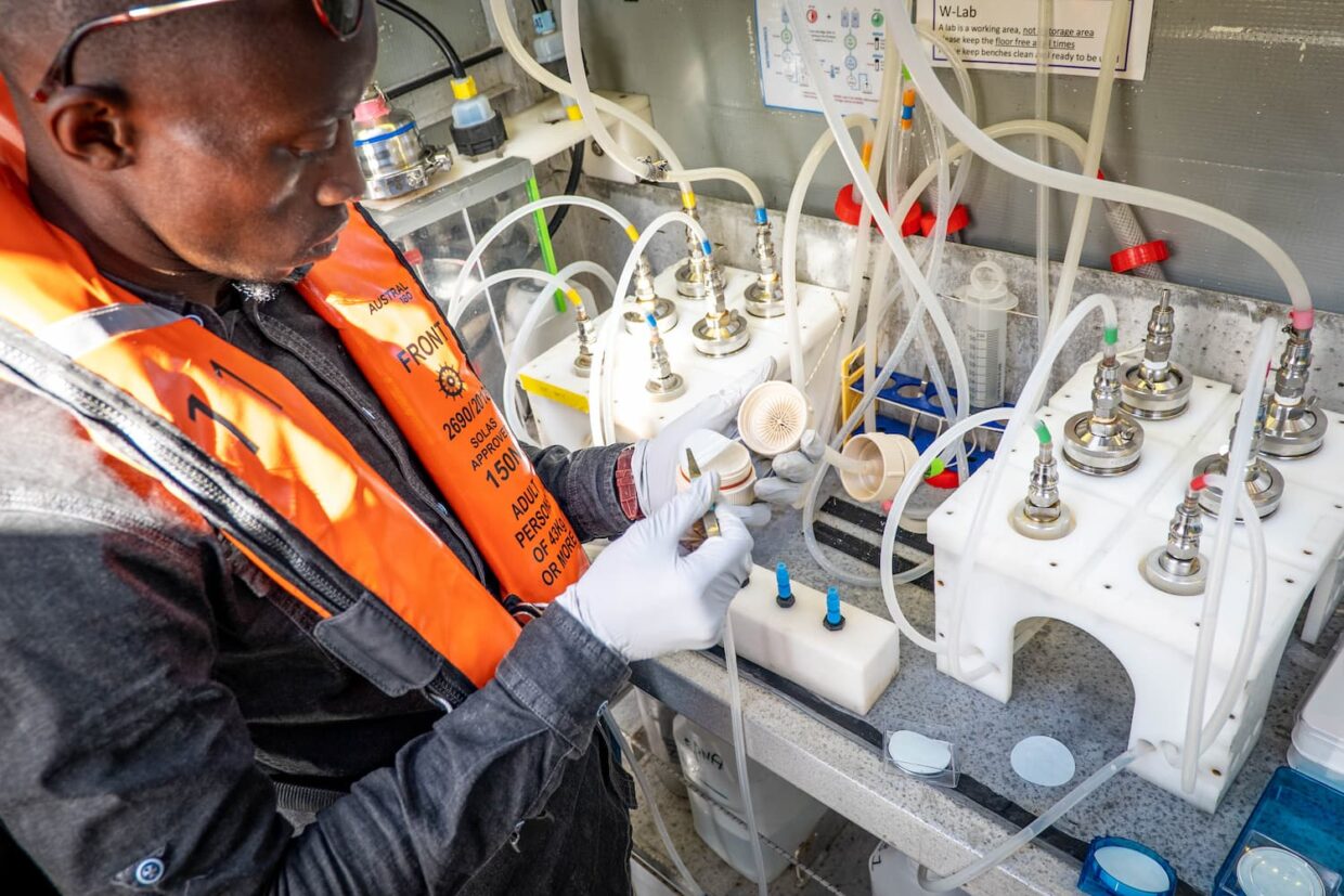 Un étudiant dans le “wet lab” change un filtre