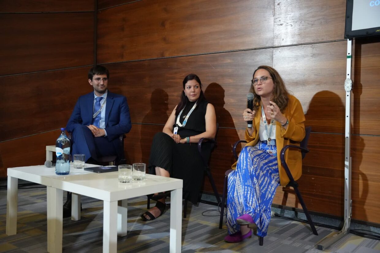 Florian Botto (représentation monégasque à l'ONU), Haydée Rodriguez (Projet SARGADOM) et Loreley Picourt (Plateforme Océan & Climat) échangent sur l'importance de la science du microbiome pour une gouvernance effective de l'Océan