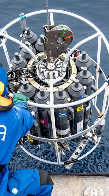 Mise à l'eau de la rosette, instrument scientifique