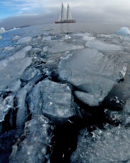 La goelette tara dans les glaces par une vue drone